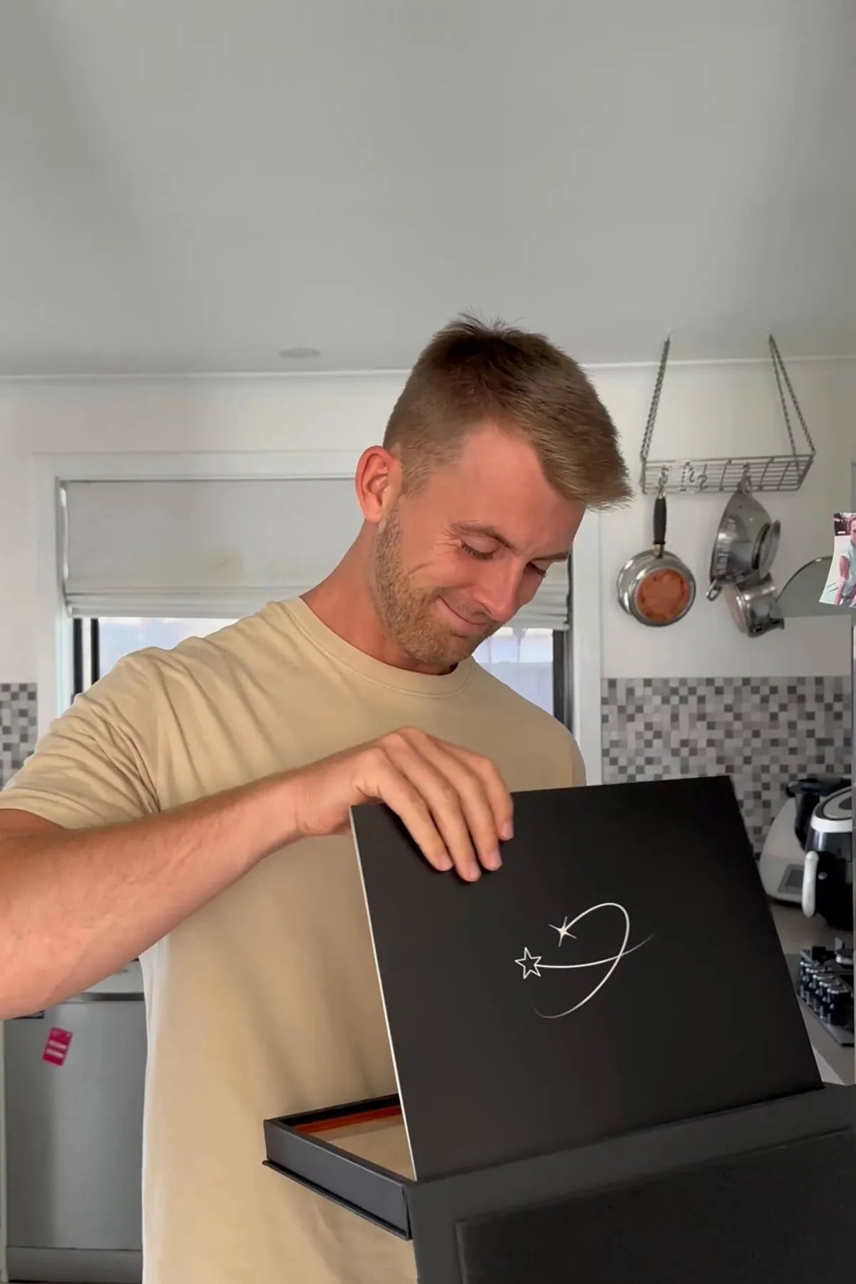 Man smiling as he opens a Starniri star gift box